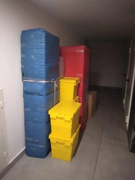 Ambalajlı eşyalar teslim koridorunda