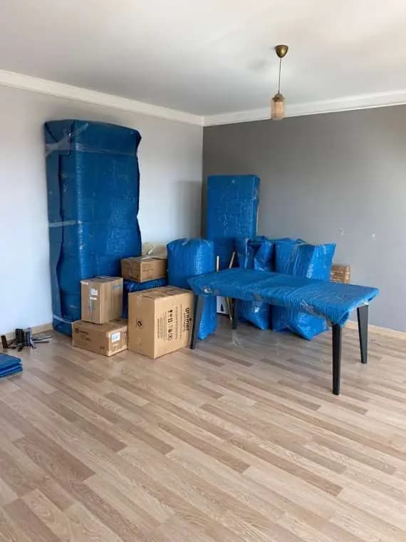 Paketlenmiş mobilyalar yeni evde