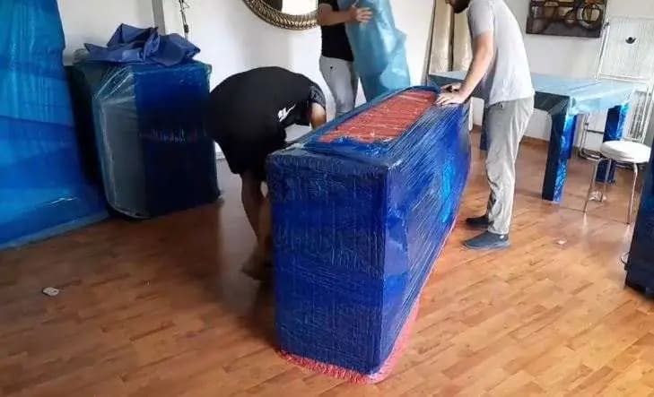 Ekip mobilyayı özel ambalajla sarıyor